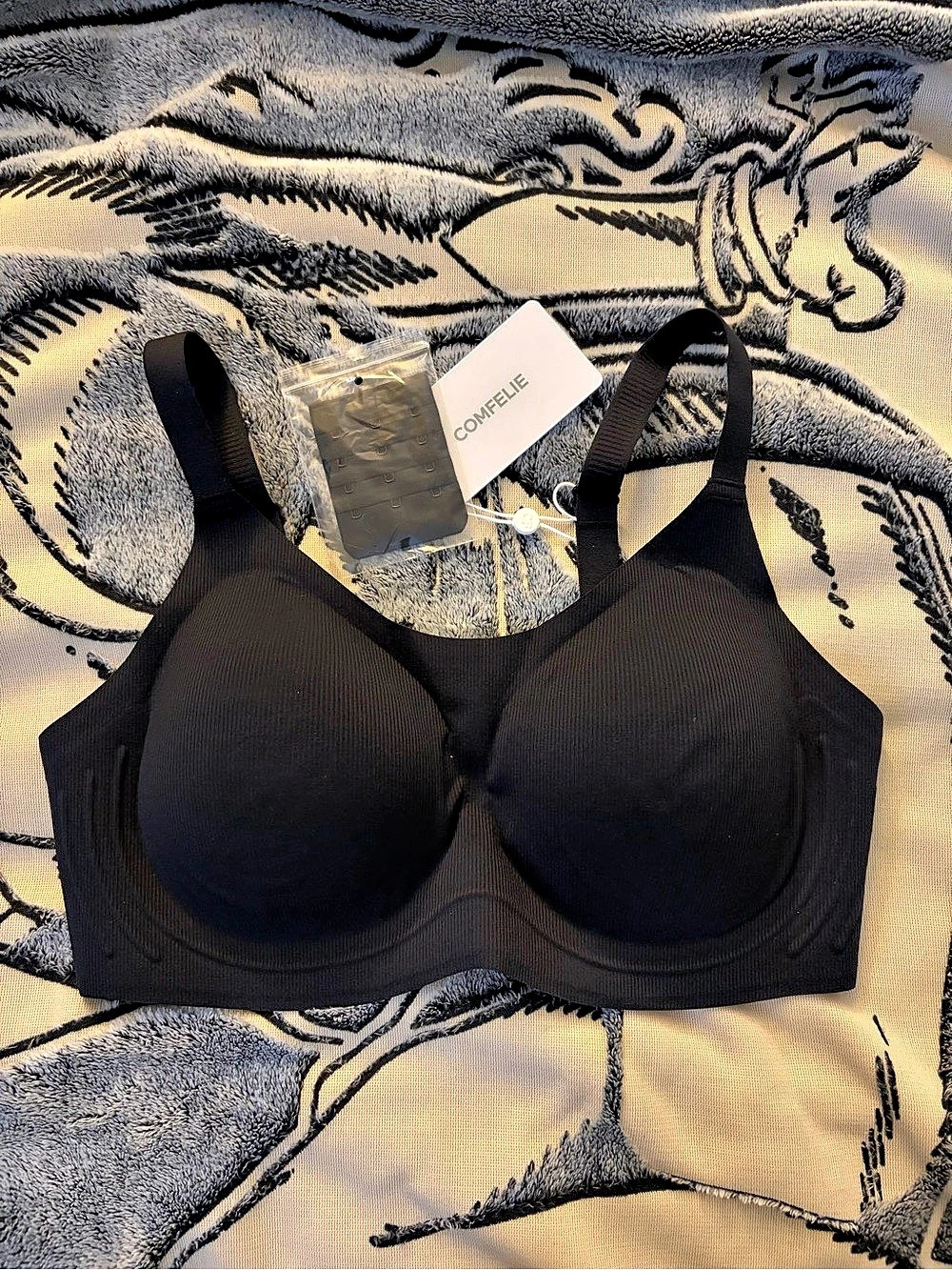 COMFELIE Black Wireless Bra Size Medium NWT